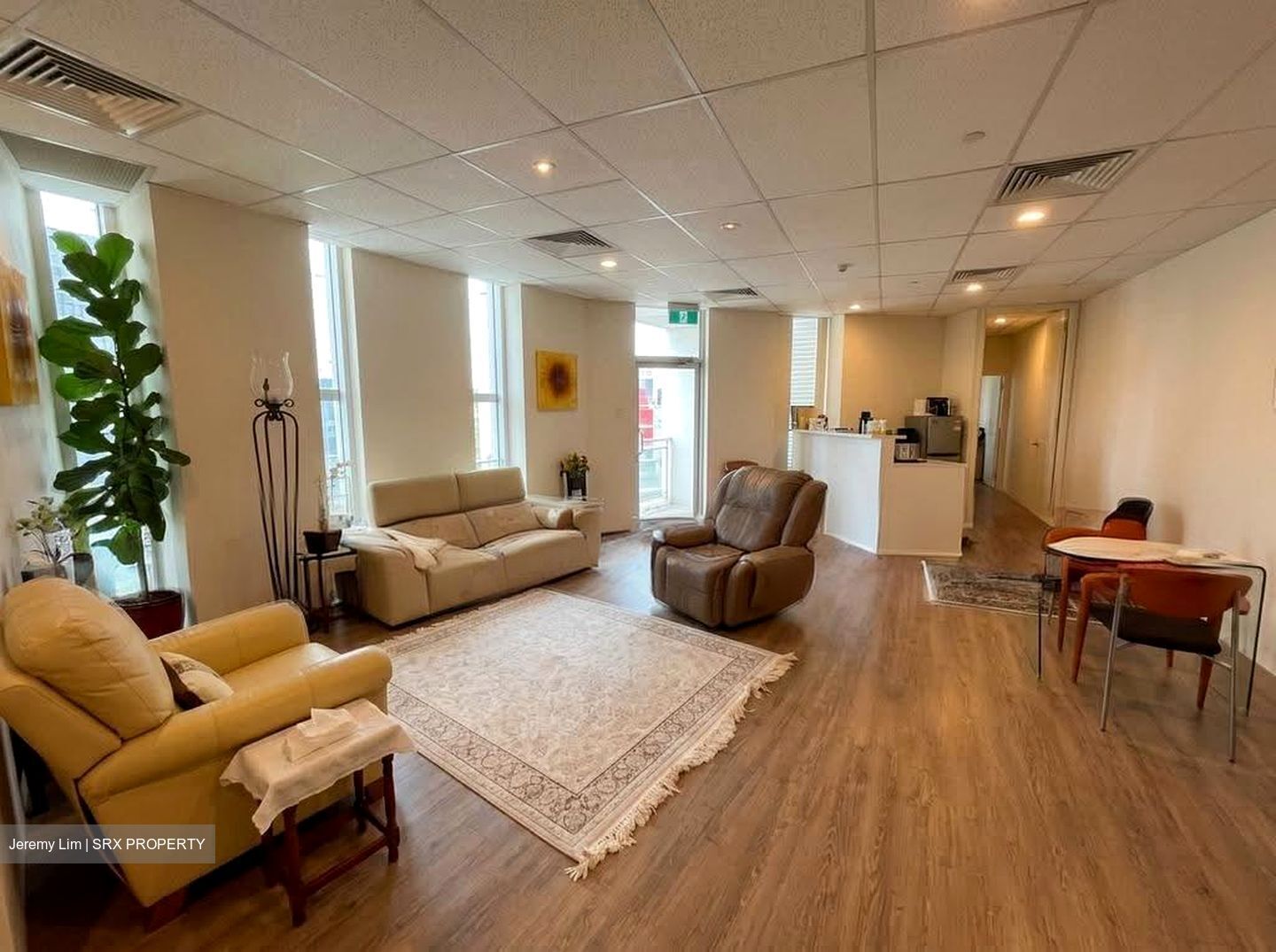 Palais Renaissance (D9), Office #632370671